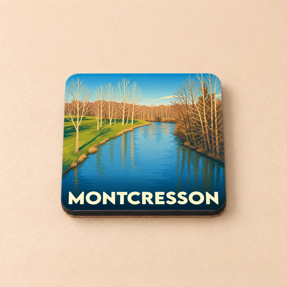 Dessous de verre souvenir de la ville de Montcresson avec une illustration stylisée d'une rivière bordée d'arbres.