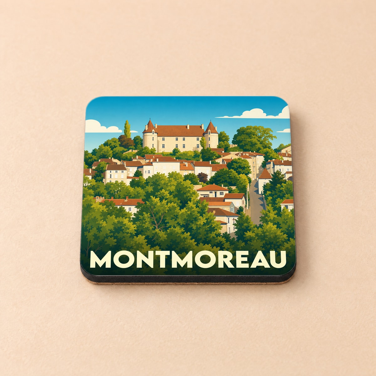 Dessous de verre souvenir de la ville de Montmoreau avec une illustration stylisée d'un château surplombant des maisons.