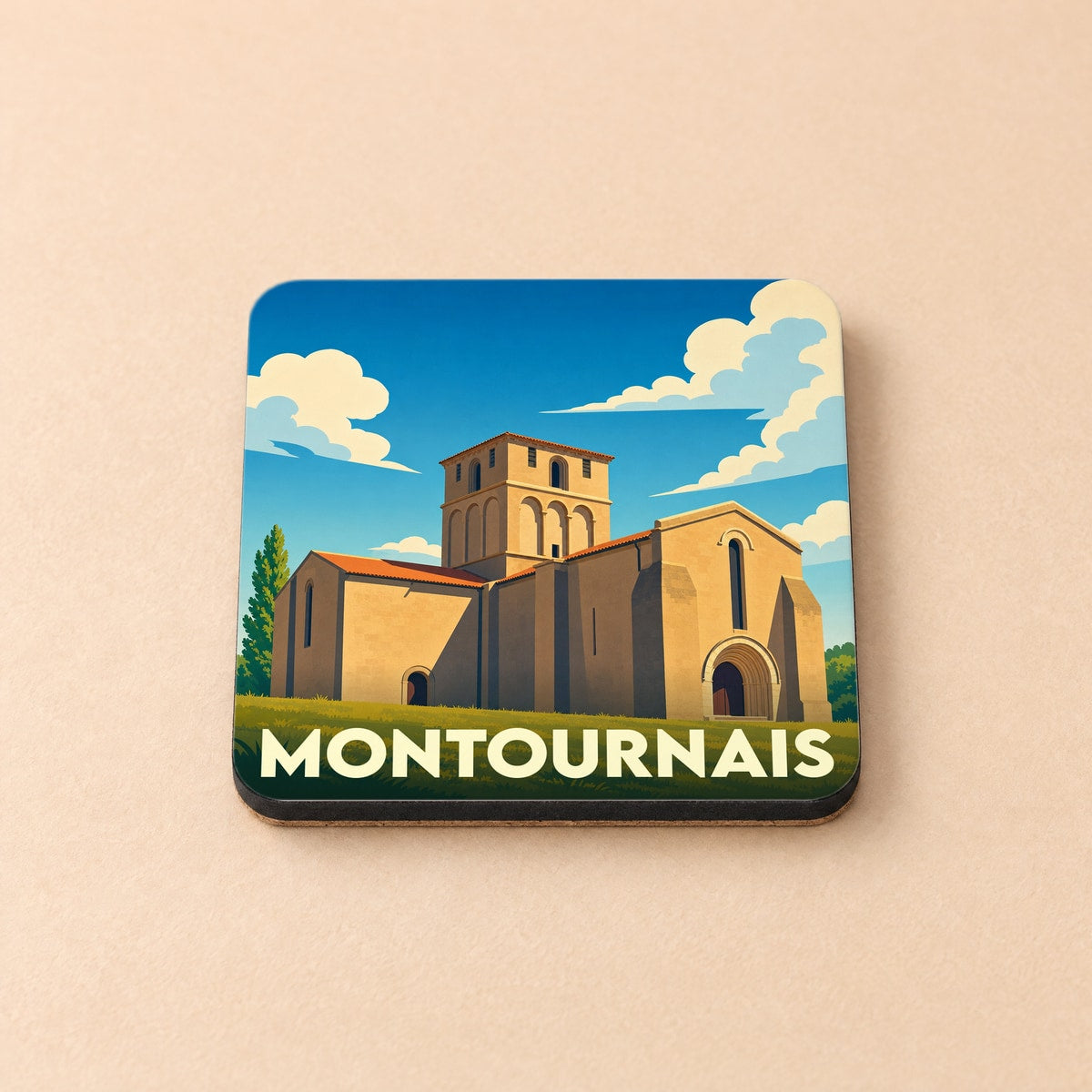 Dessous de verre souvenir de la ville de Montournais avec une illustration stylisée de son église romane.