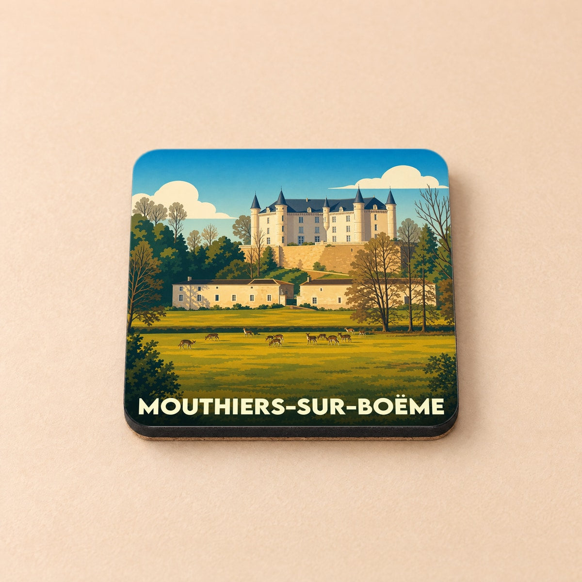 Dessous de verre souvenir de la ville de Mouthiers-sur-Boëme avec une illustration stylisée d'un château surplombant une vallée.