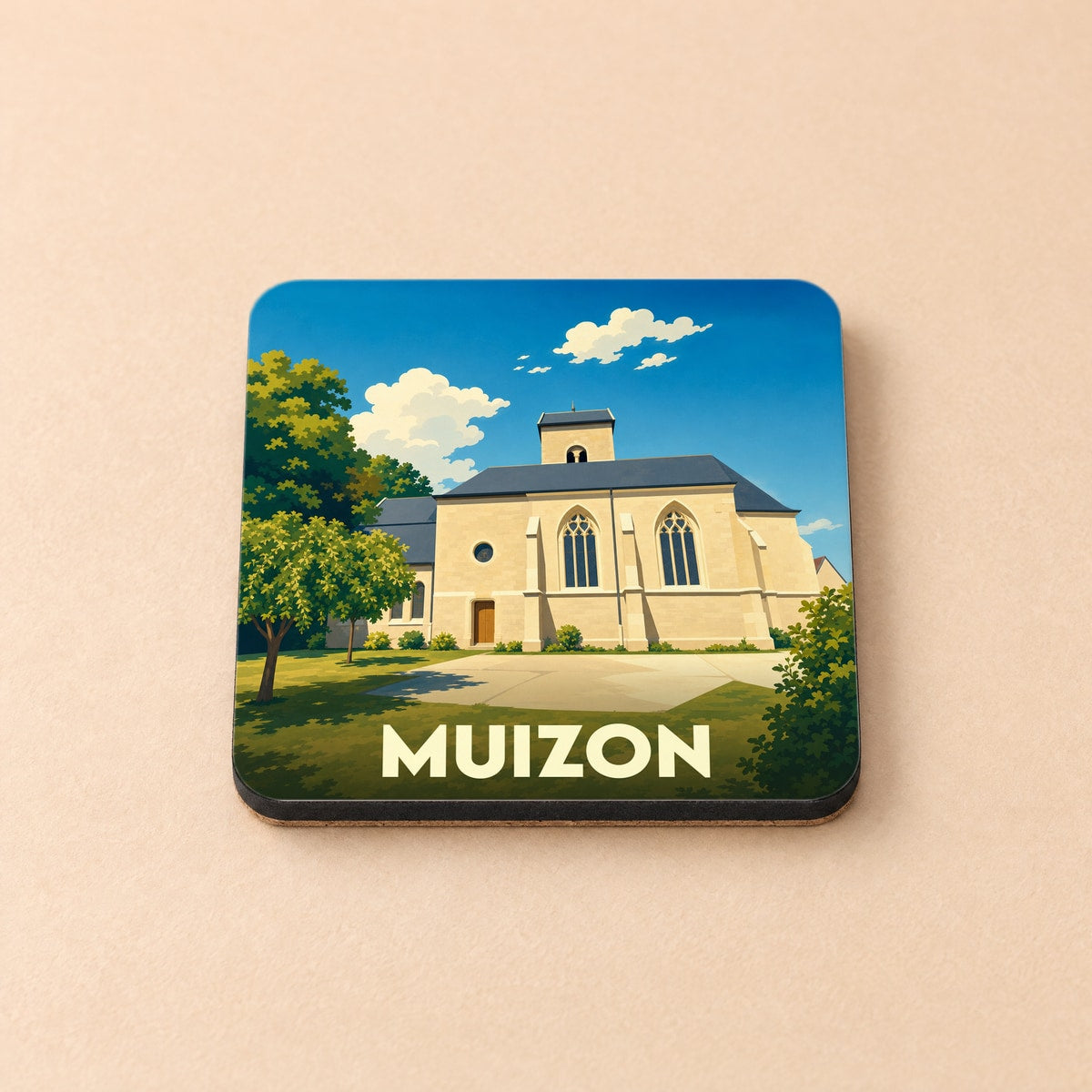 Dessous de verre souvenir de la ville de Muizon avec une illustration stylisée de son église sous un ciel bleu.