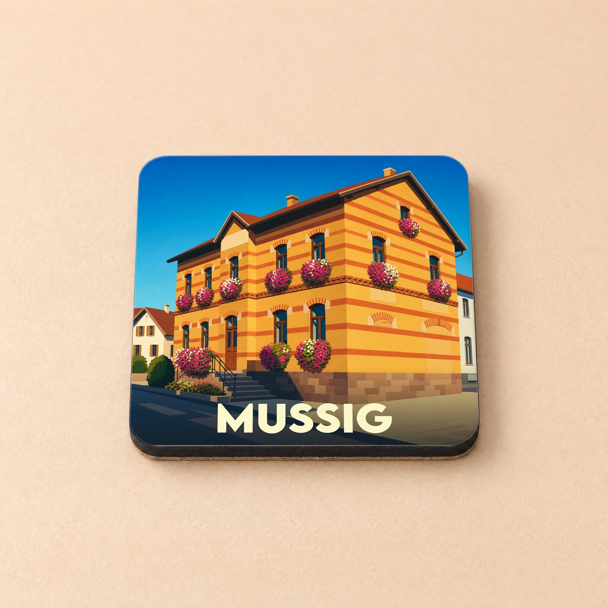 Dessous de verre souvenir de la ville de Mussig illustré par une maison typique colorée.