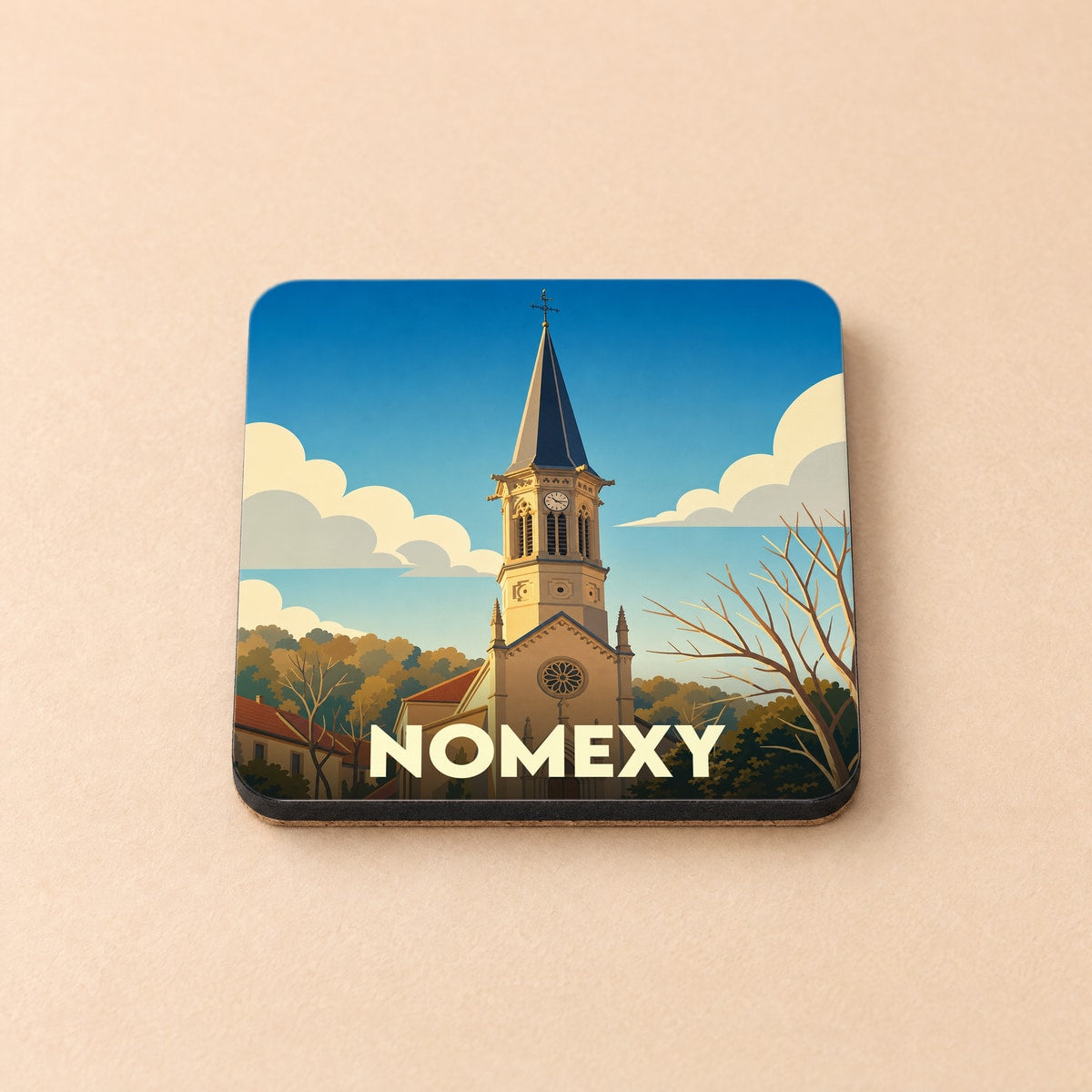 Dessous de verre souvenir de la ville de Nomexy avec une illustration stylisée de son église sous un ciel bleu.