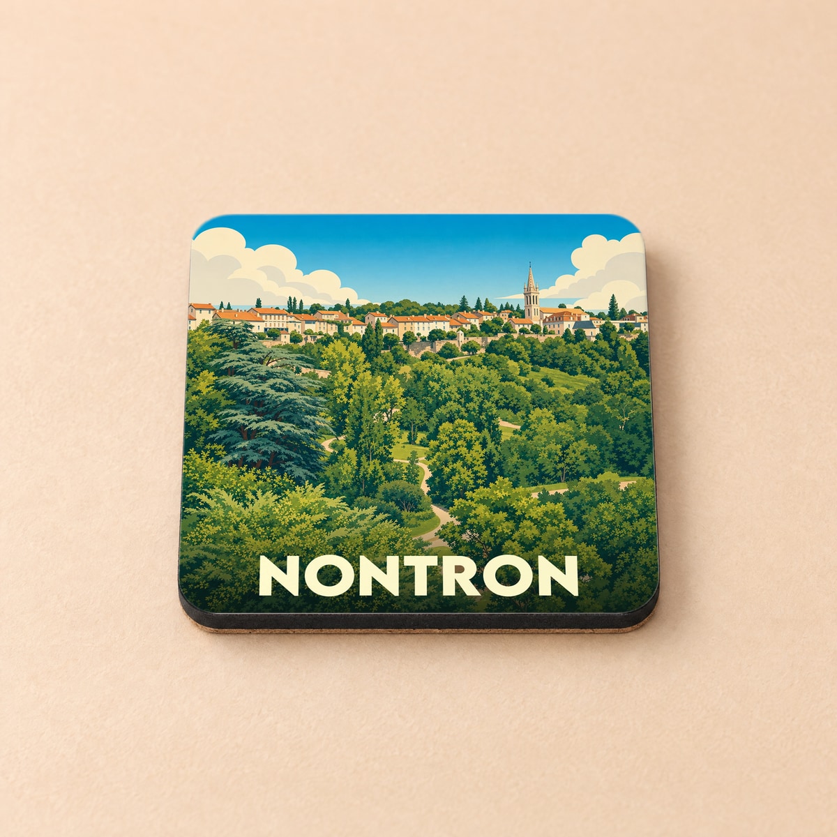 Dessous de verre souvenir de la ville de Nontron avec une illustration stylisée de son paysage arboré.