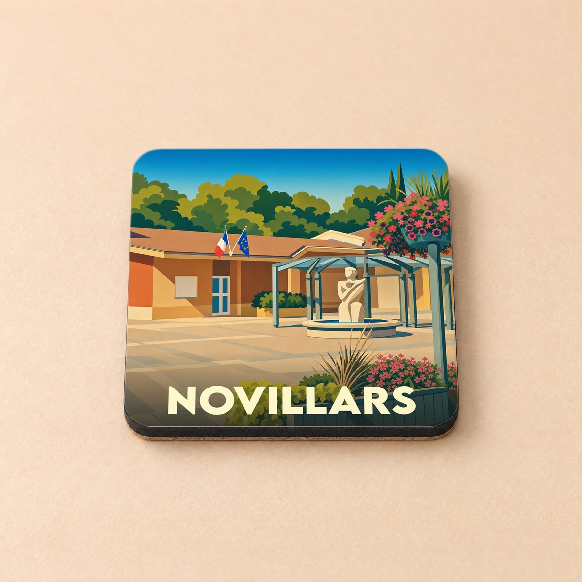 Dessous de verre souvenir de la ville de Novillars avec une illustration stylisée de sa place centrale.
