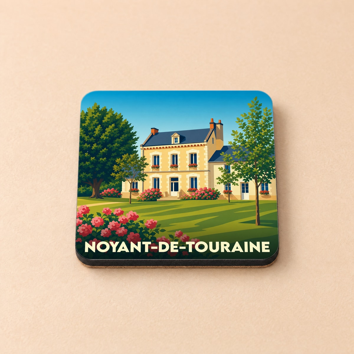Dessous de verre souvenir de Noyant-de-Touraine illustrant une demeure bourgeoise entourée de jardins fleuris.