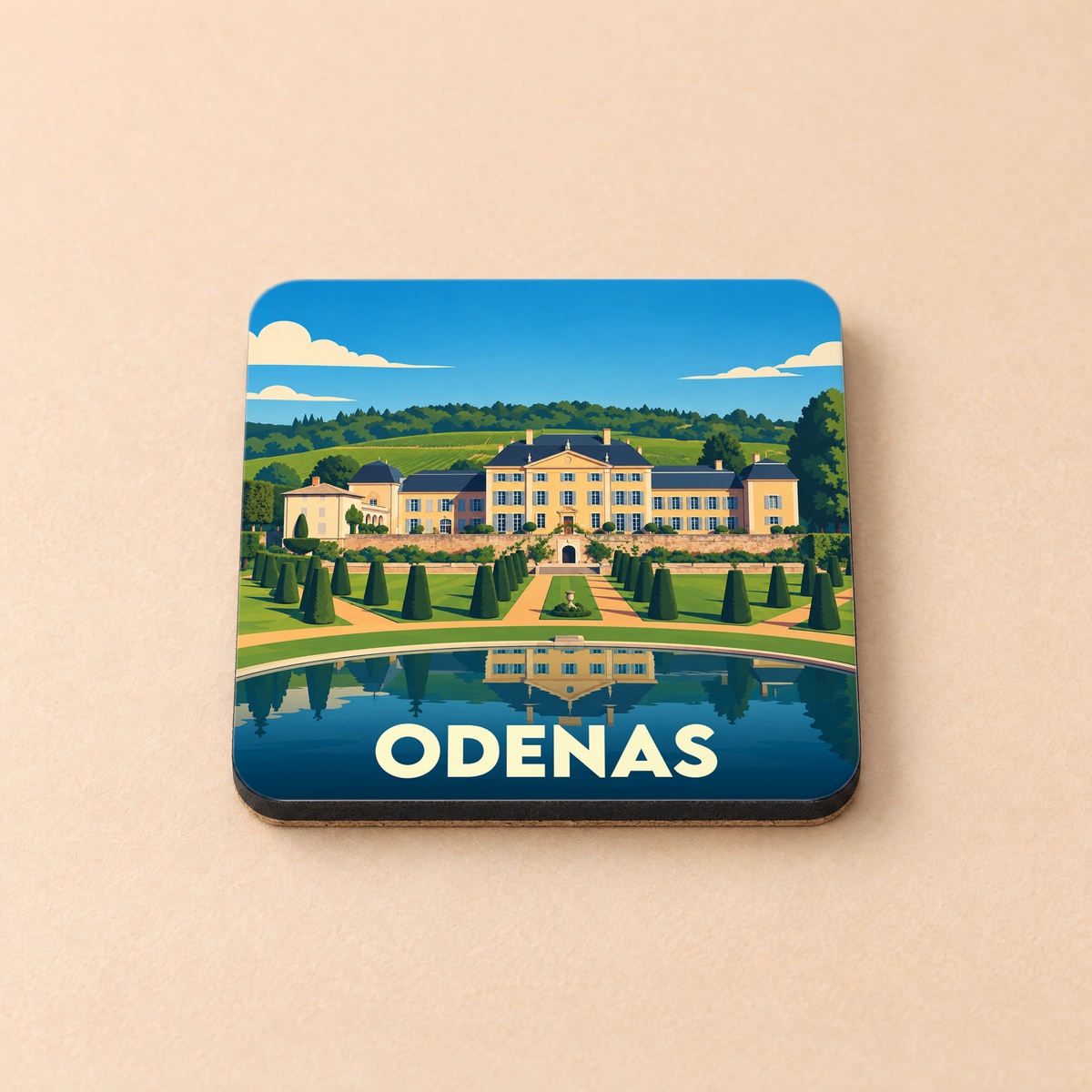Dessous de verre souvenir de la ville d'Odenas représentant une illustration stylisée d'un château avec ses jardins et un plan d'eau.