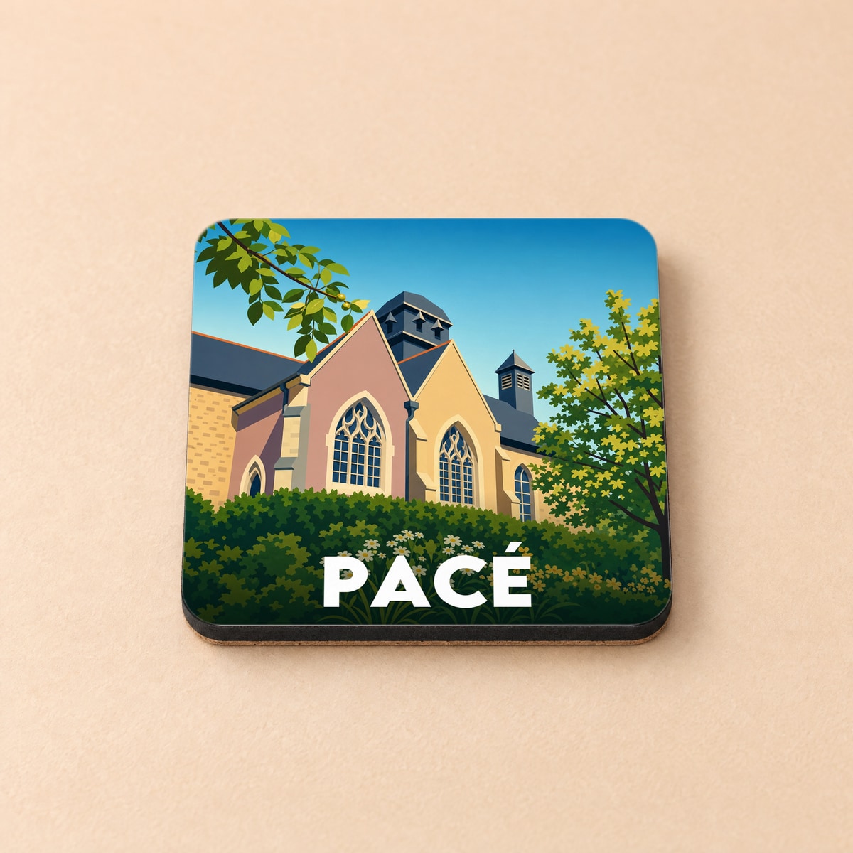 Dessous de verre souvenir de la ville de Pacé avec une illustration stylisée de son église.