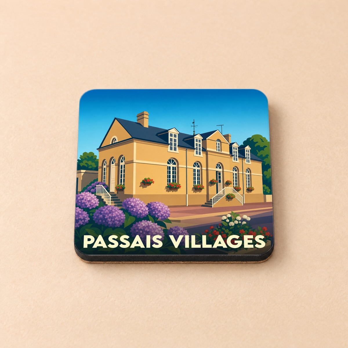 Dessous de verre souvenir de la ville de Passais Villages avec une illustration stylisée d'un bâtiment fleuri.