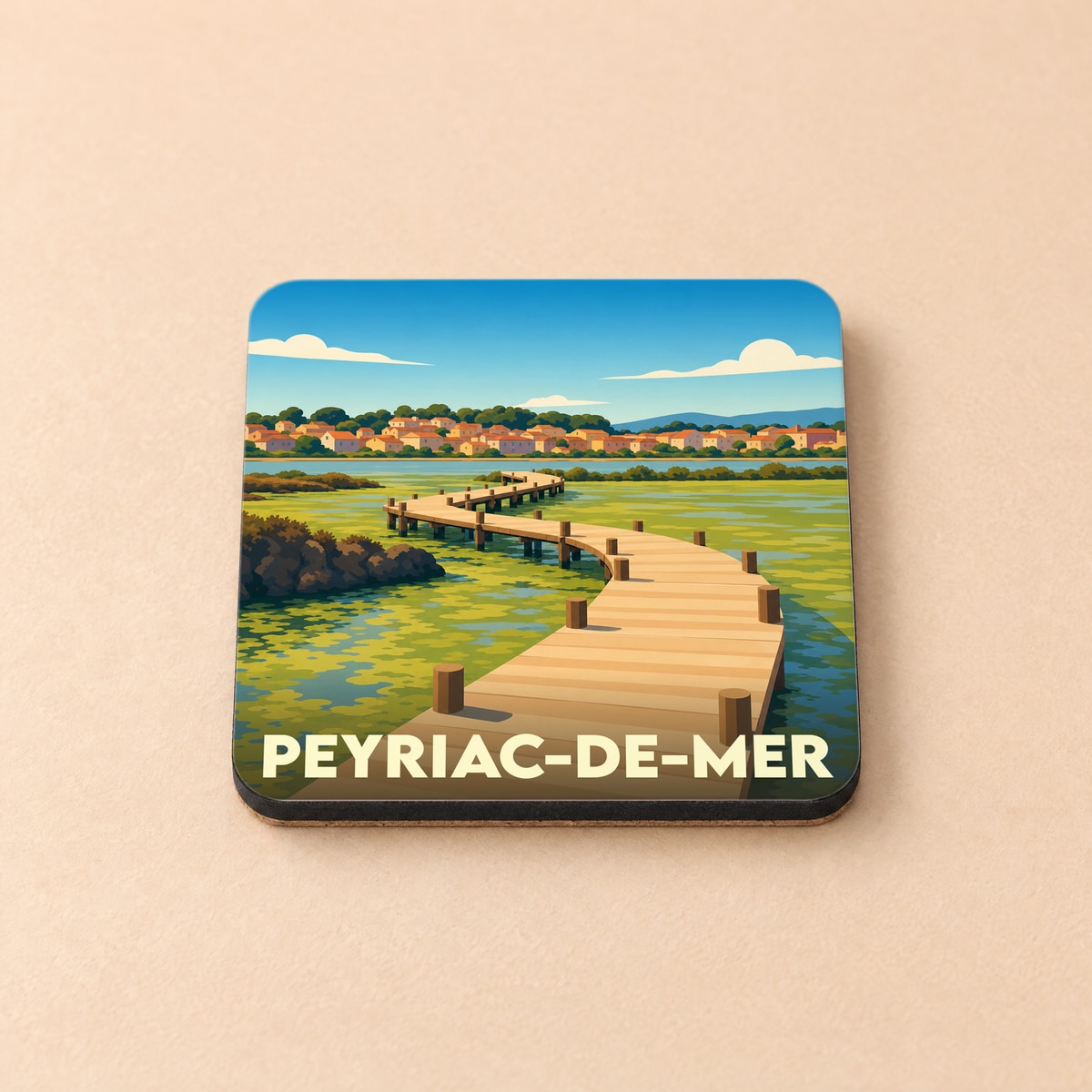Dessous de verre souvenir de la ville de Peyriac-de-Mer avec une illustration stylisée de ses pontons en bois.