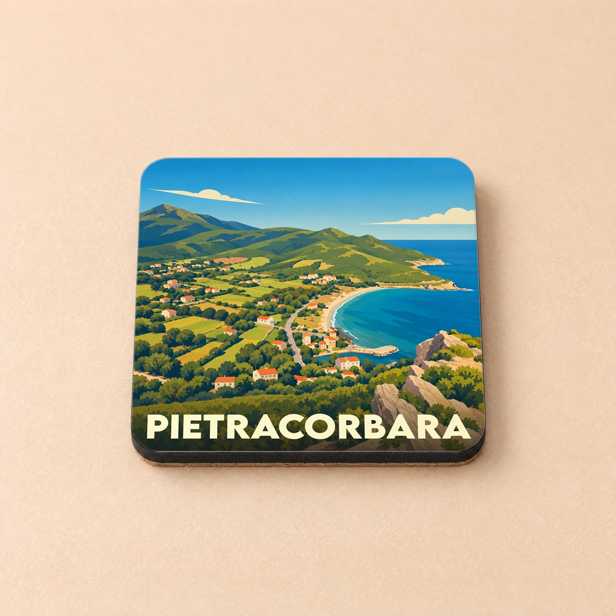 Dessous de verre souvenir de la ville de Pietracorbara avec une illustration stylisée de son paysage côtier.