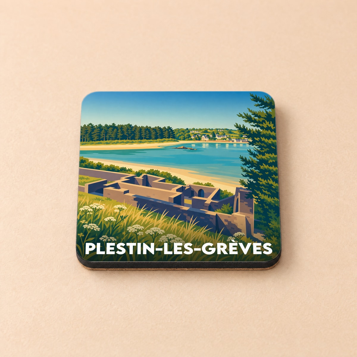 Dessous de verre souvenir de Plestin-les-Grèves illustrant une vue côtière stylisée avec plage et ruines.