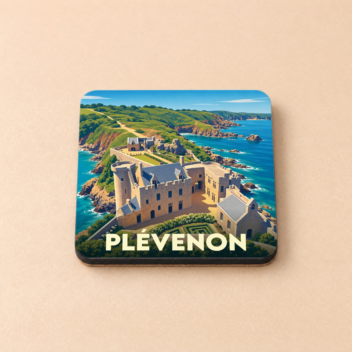 Dessous de verre souvenir de la ville de Plévenon avec une illustration stylisée du Fort-la-Latte en bord de mer.