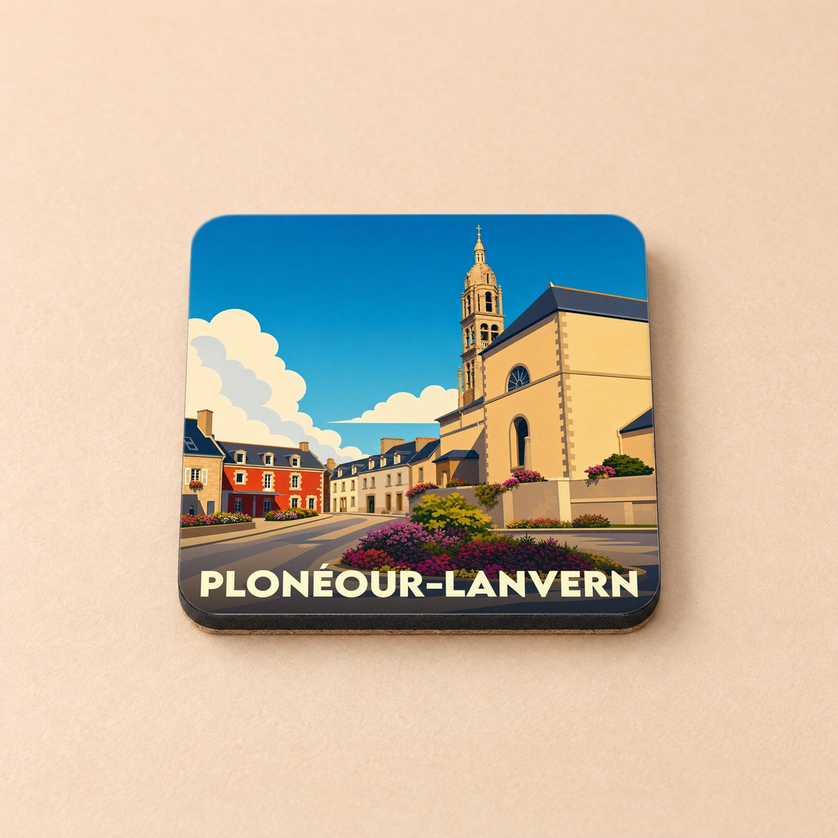 Dessous de verre souvenir de la ville de Plonéour-Lanvern avec une illustration stylisée de son église et de ses maisons colorées.