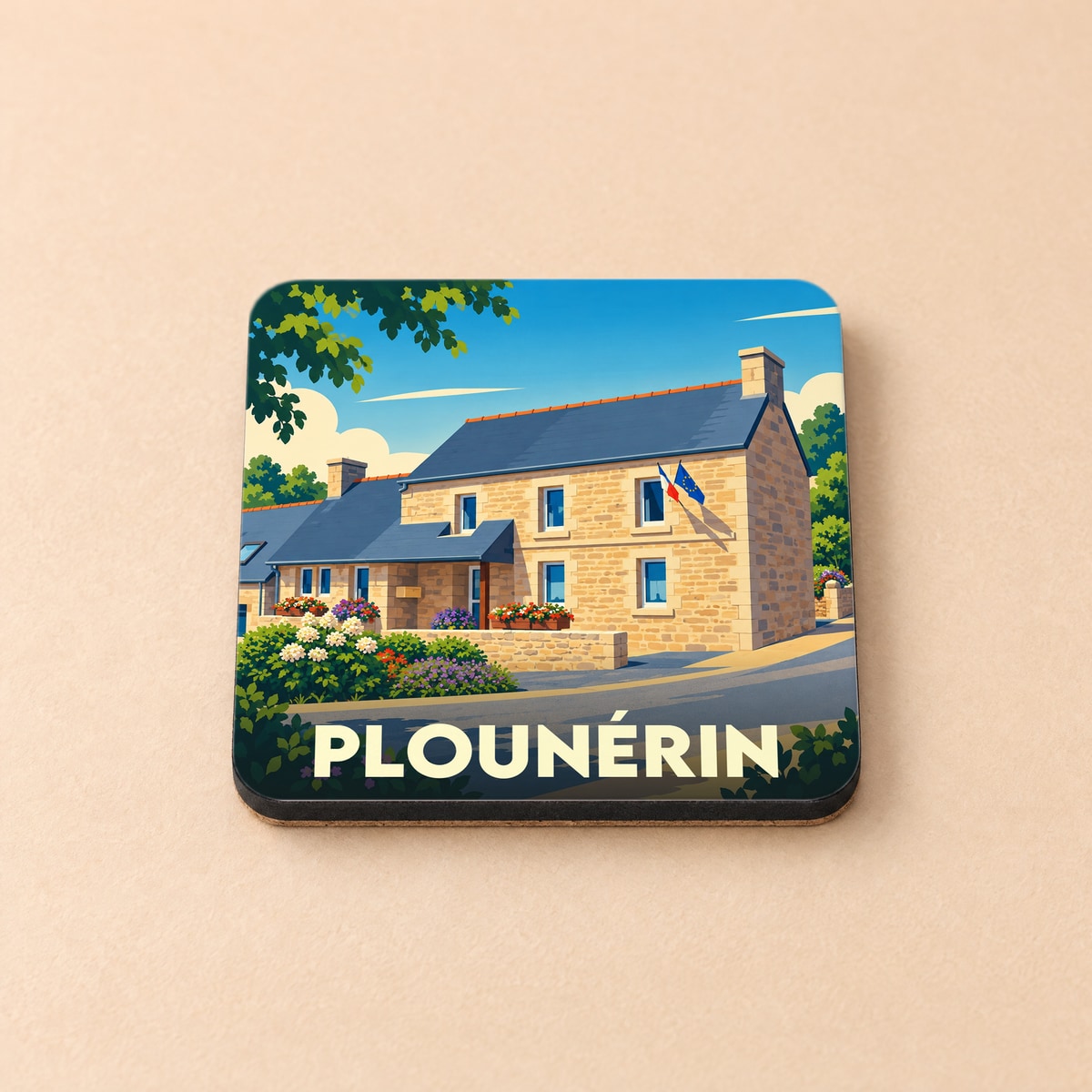 Dessous de verre souvenir de la ville de Plounérin illustré d'une maison bretonne traditionnelle en pierre.