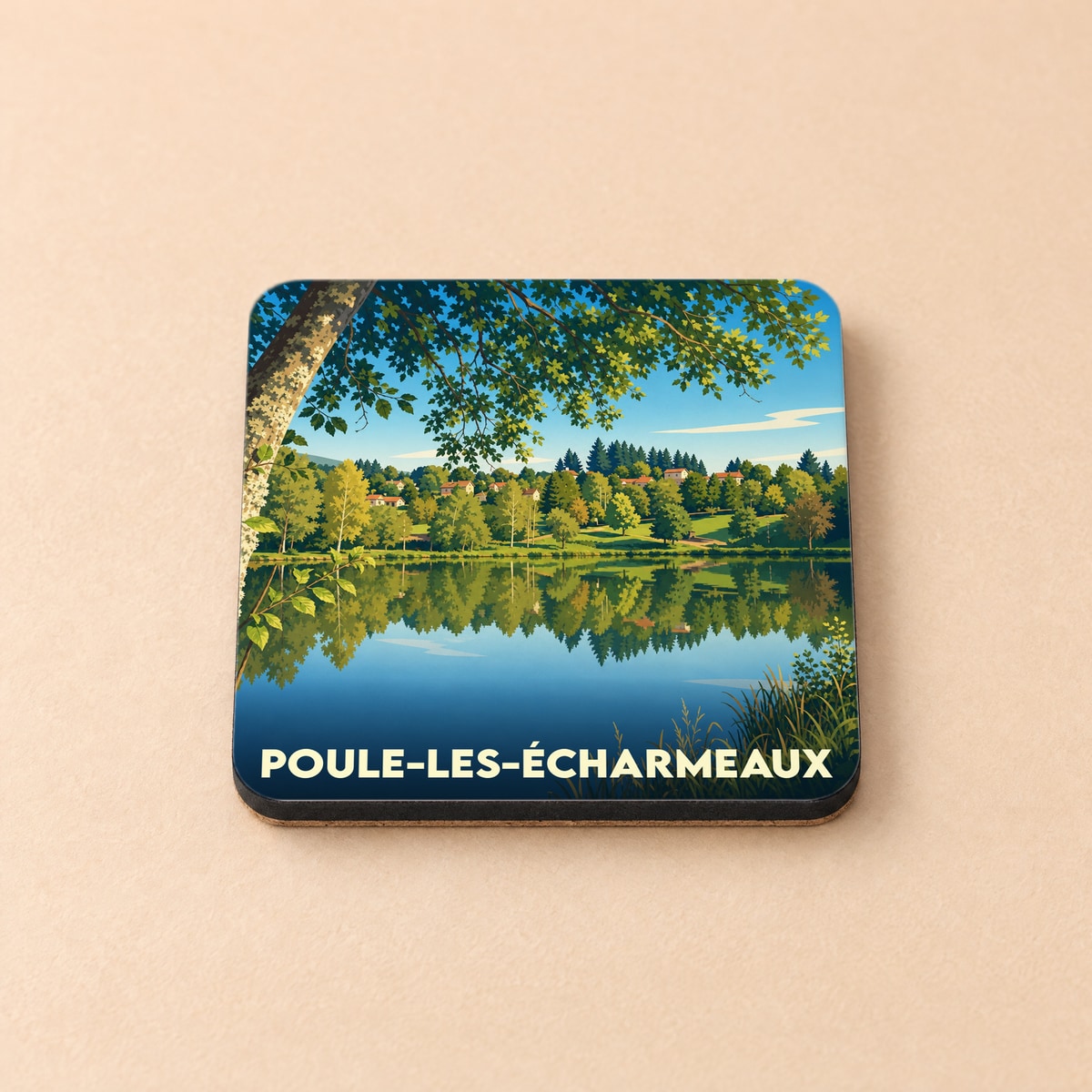 Dessous de verre souvenir de la ville de Poule-les-Écharmeaux avec une illustration stylisée de son paysage.