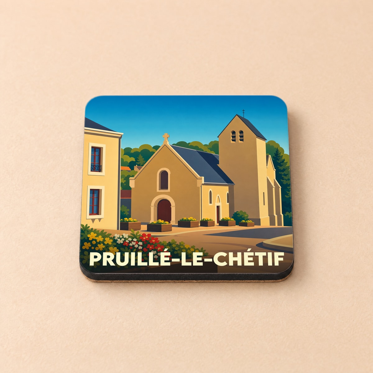 Dessous de verre souvenir de Pruillé-le-Chétif avec une illustration stylisée de son église et de ses maisons fleuries.