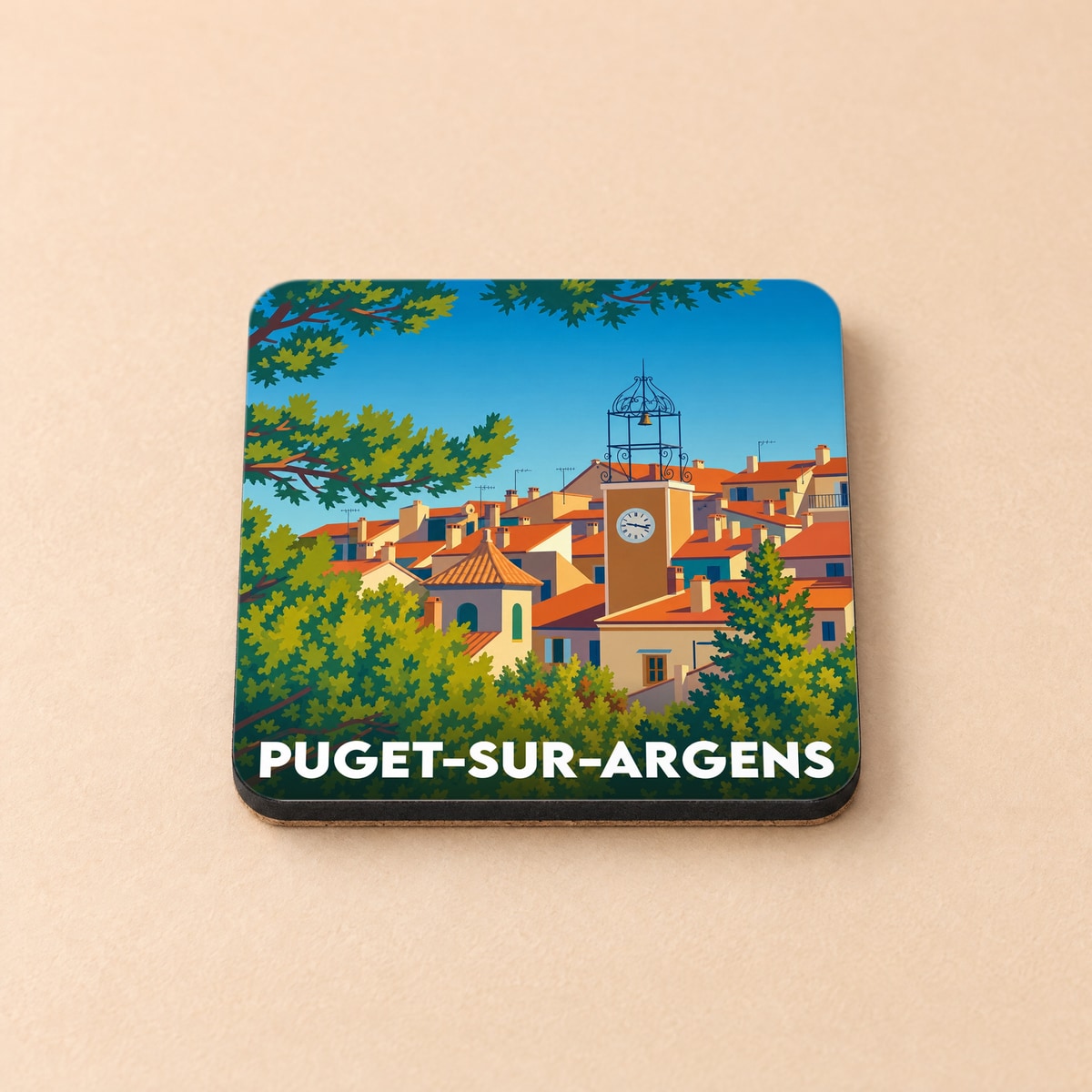 Dessous de verre souvenir de la ville de Puget-sur-Argens avec une illustration stylisée de ses toits et de son clocher.