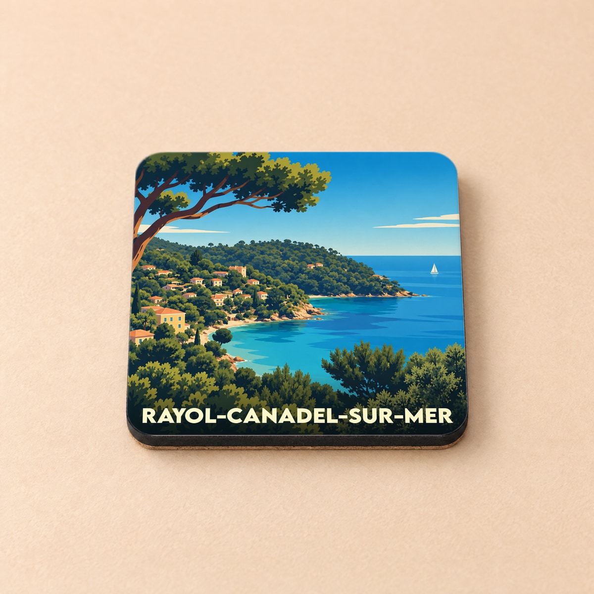 Dessous de verre souvenir de la ville de Rayol-Canadel-sur-Mer avec une illustration stylisée de son littoral.