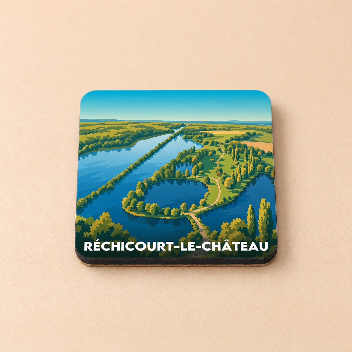 Dessous de verre souvenir de la ville de Réchicourt-le-Château avec une illustration paysagère stylisée.