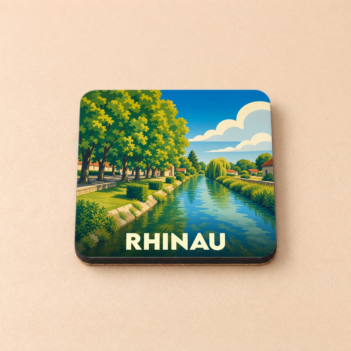 Dessous de verre souvenir de la ville de Rhinau avec une illustration stylisée représentant un canal verdoyant.