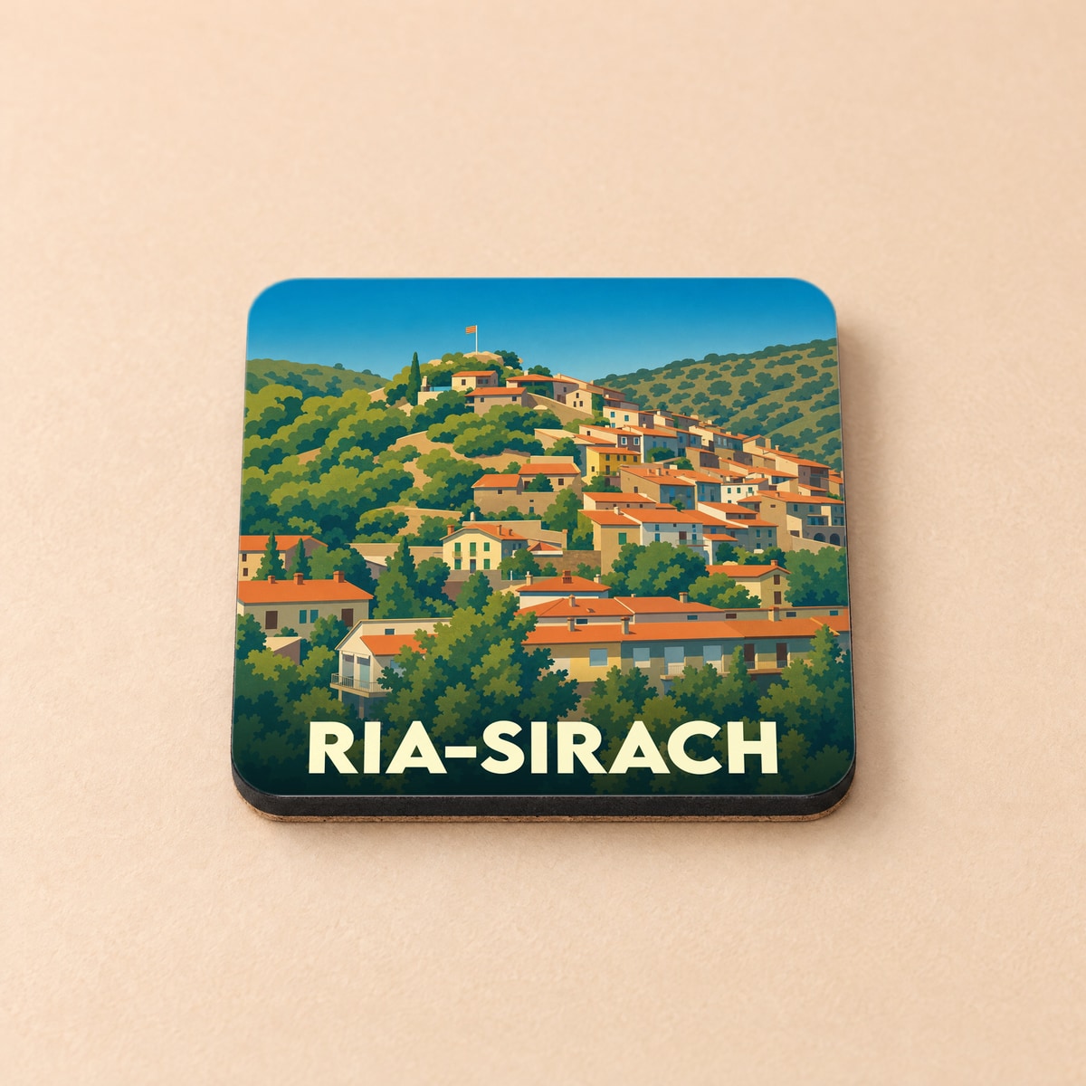 Dessous de verre souvenir de la commune de Ria-Sirach avec une illustration stylisée d'un village perché.