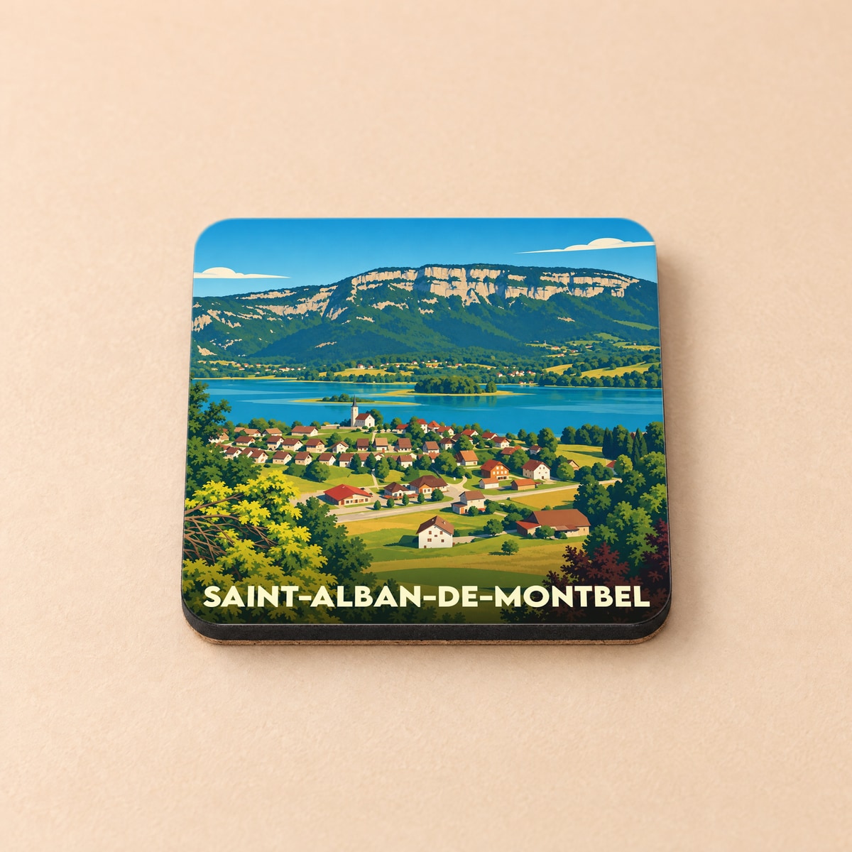 Dessous de verre souvenir de la ville de Saint-Alban-de-Montbel avec une illustration stylisée d'un village au bord d'un lac et d'une montagne.