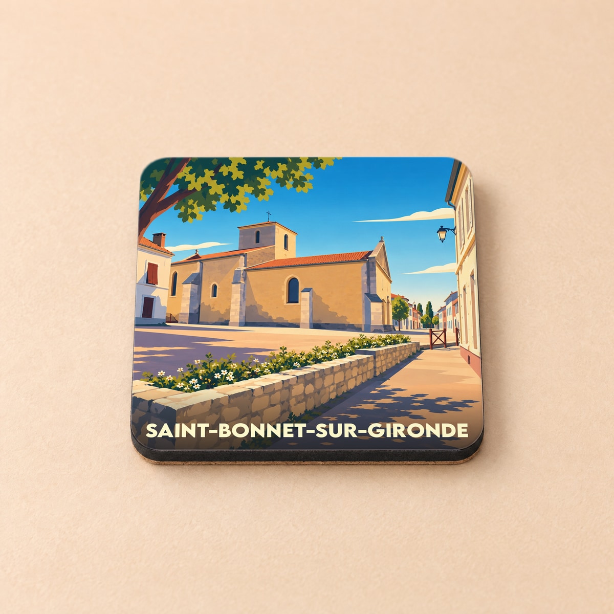 Dessous de verre souvenir de Saint-Bonnet-sur-Gironde illustré d'une vue ensoleillée de son église et de ses rues typiques.