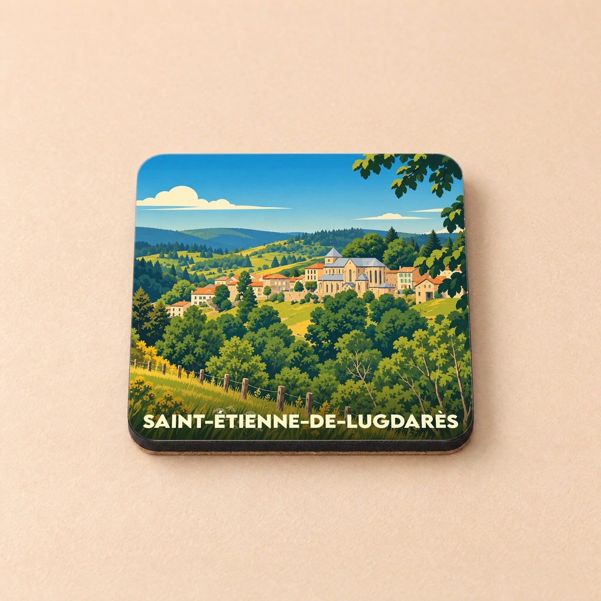 Dessous de verre souvenir de Saint-Étienne-de-Lugdarès avec une illustration stylisée du village et de ses paysages verdoyants.