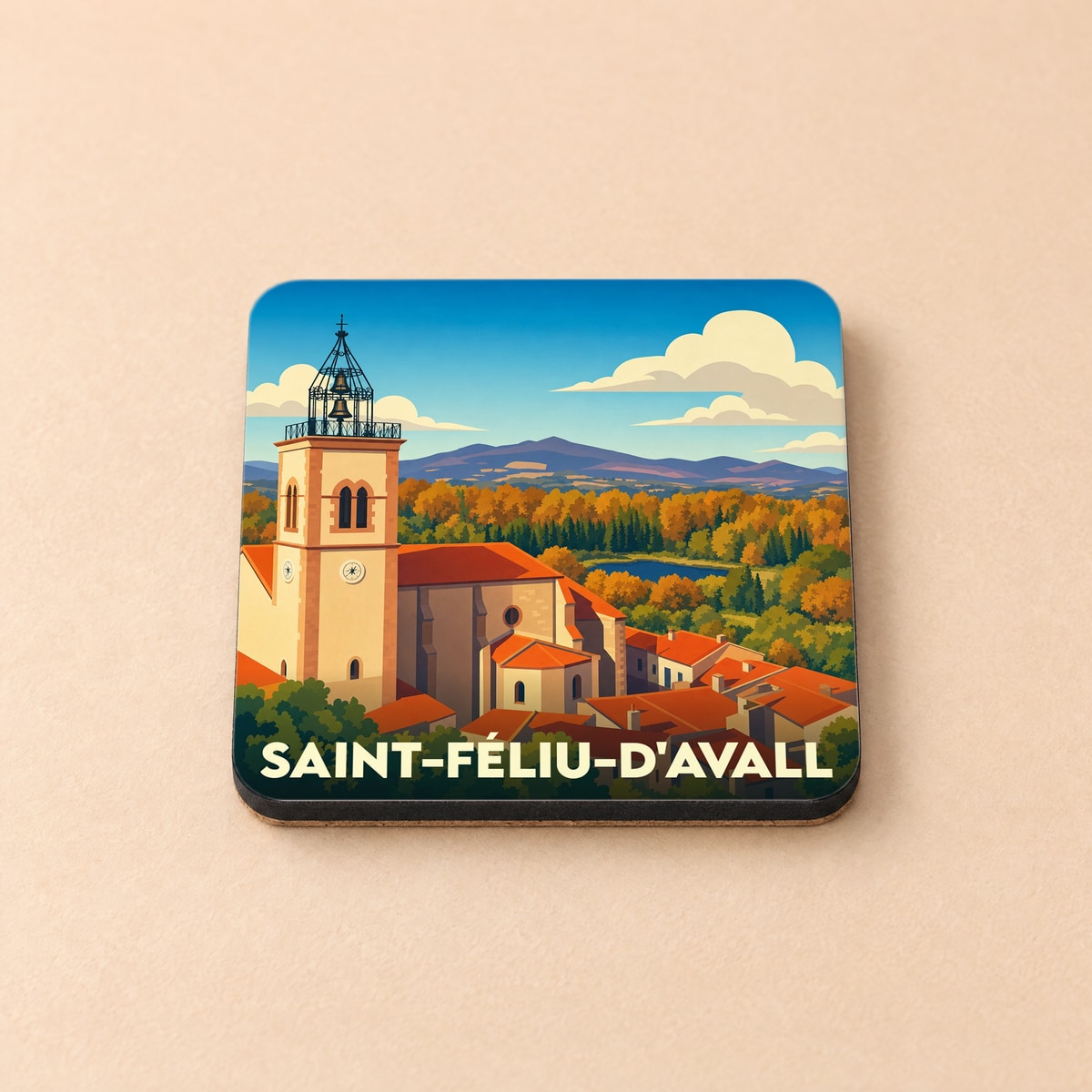 Dessous de verre souvenir de la ville de Saint-Féliu-d'Avall avec une illustration stylisée de son église et de son paysage.
