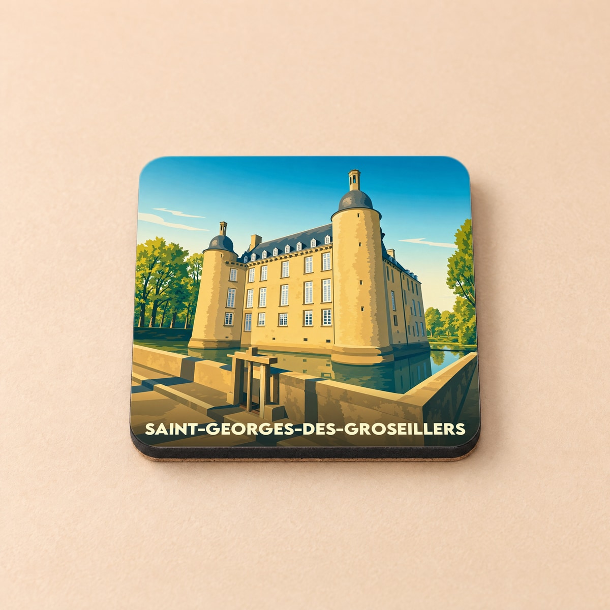 Dessous de verre souvenir de Saint-Georges-des-Groseillers arborant une illustration stylisée de château entouré d'eau.