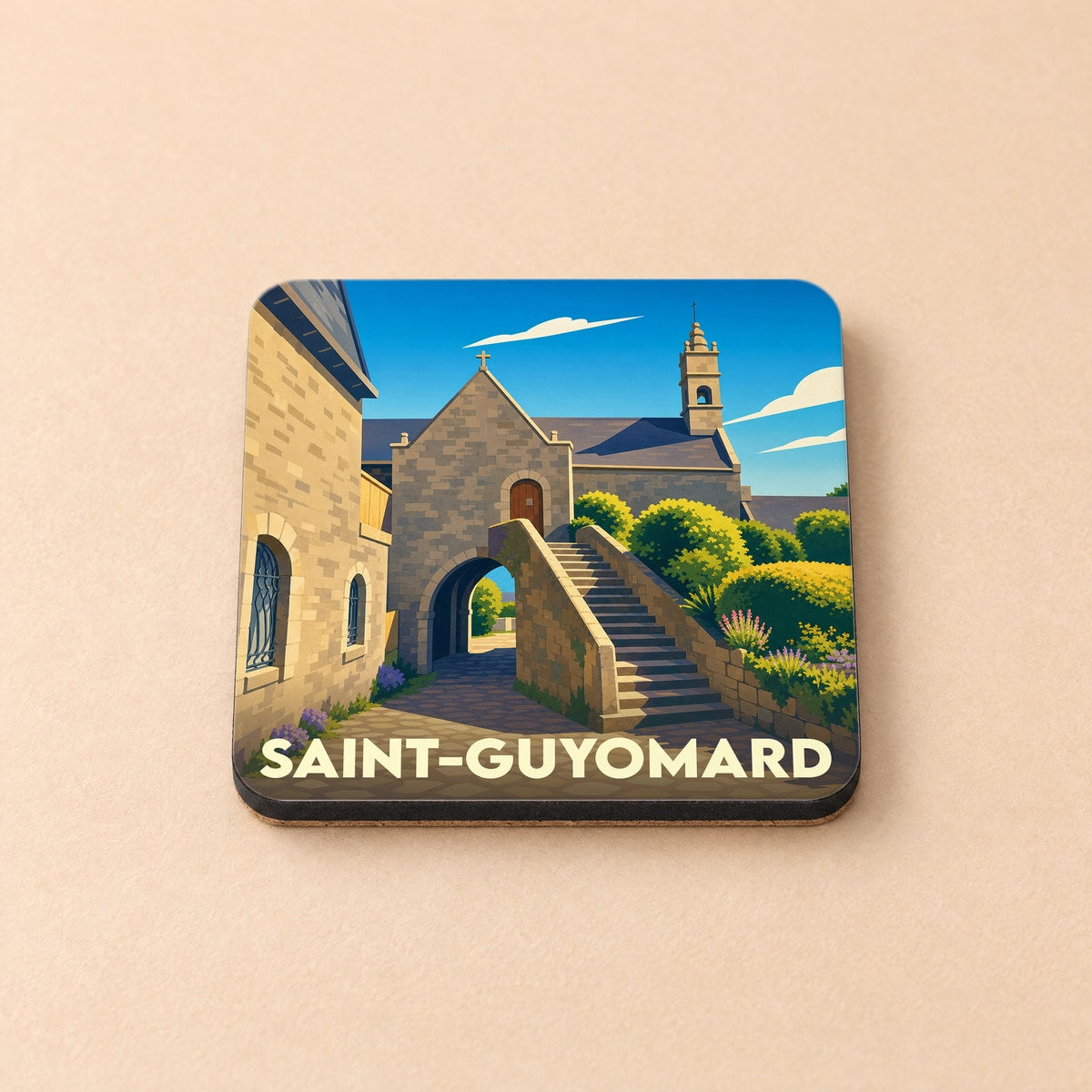 Dessous de verre souvenir de la ville de Saint-Guyomard avec une illustration stylisée de son église en pierre.