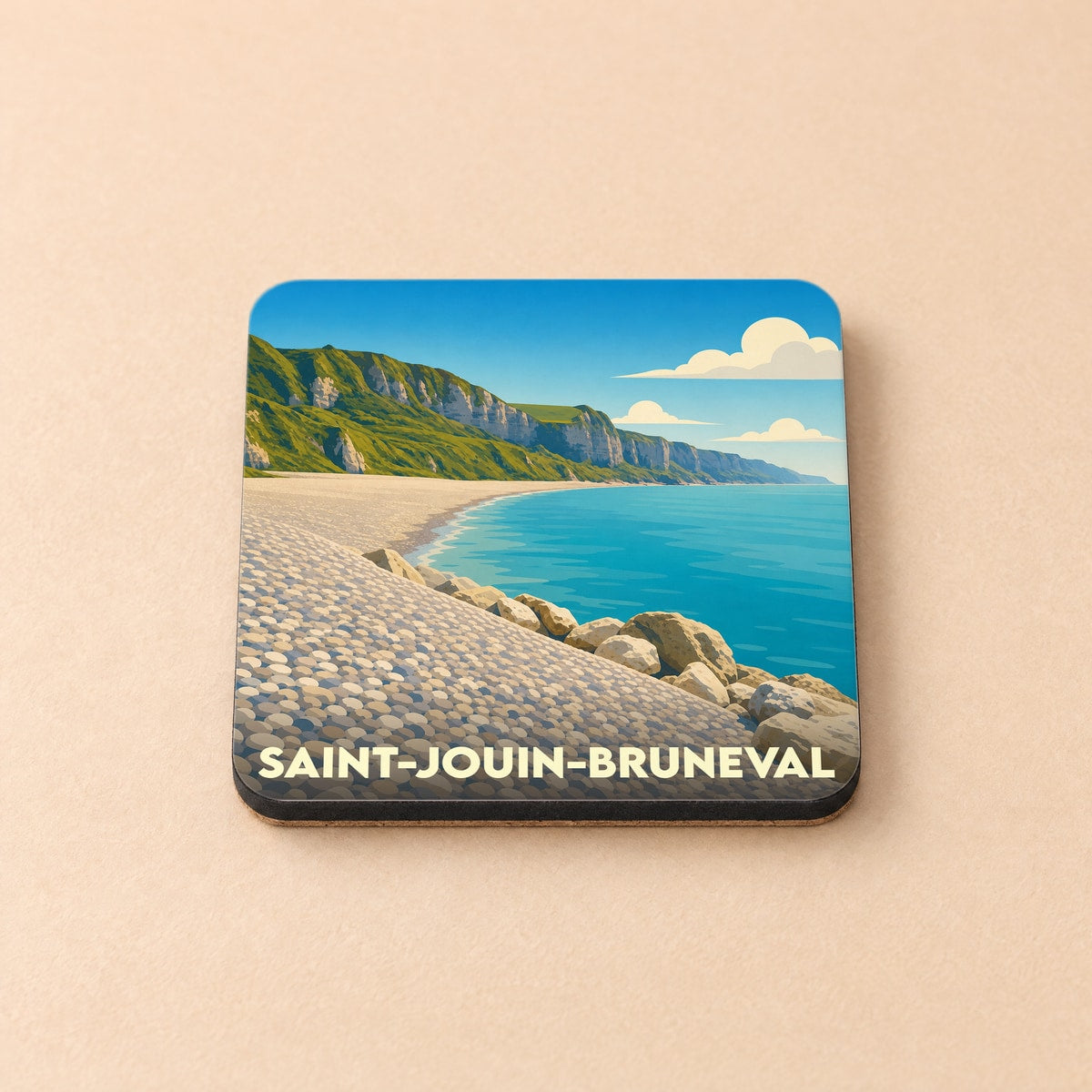 Dessous de verre souvenir de Saint-Jouin-Bruneval illustrant ses falaises et sa plage de galets dans un style épuré.