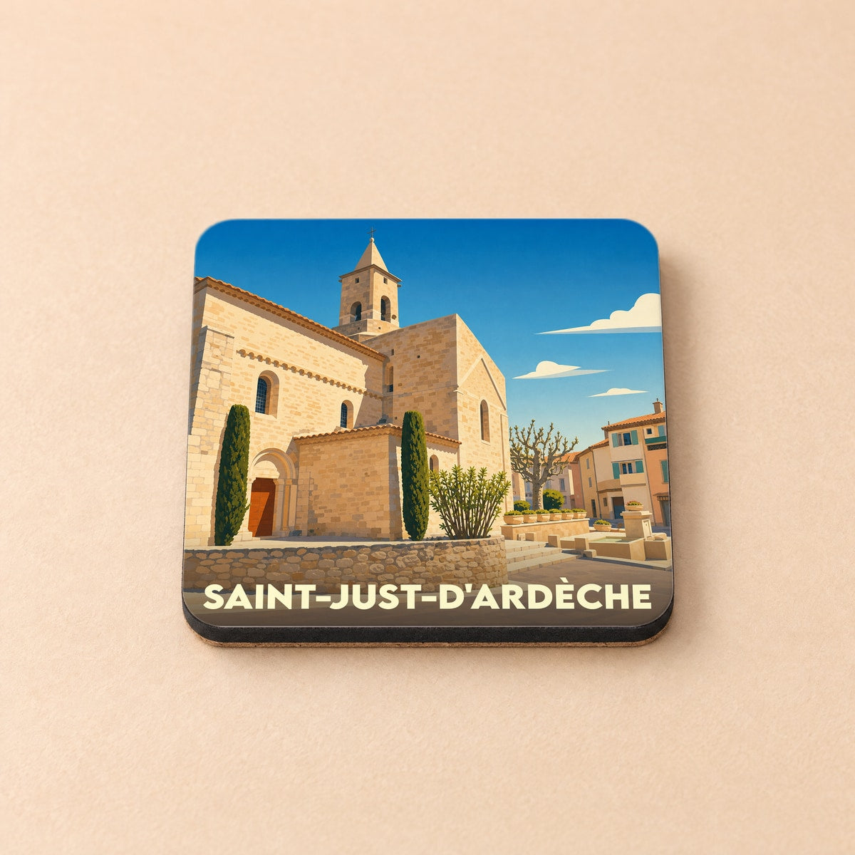 Dessous de verre souvenir de la ville de Saint-Just-d'Ardèche avec une illustration stylisée d'une église provençale.