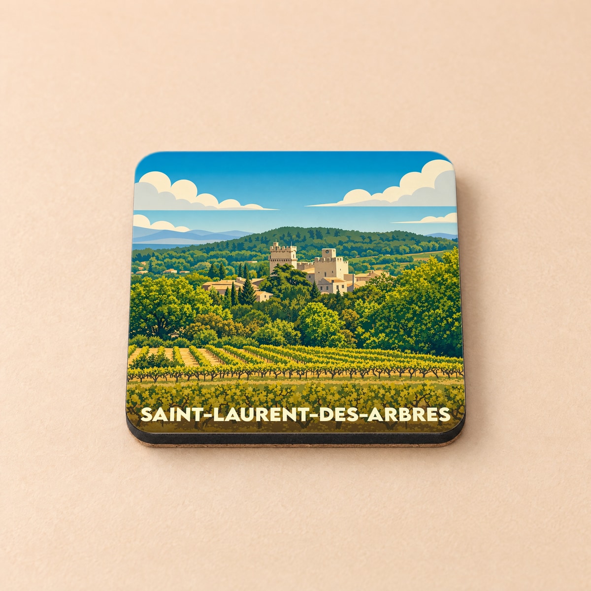 Dessous de verre souvenir de la ville de Saint-Laurent-des-Arbres avec une illustration stylisée de son village et de ses vignobles.