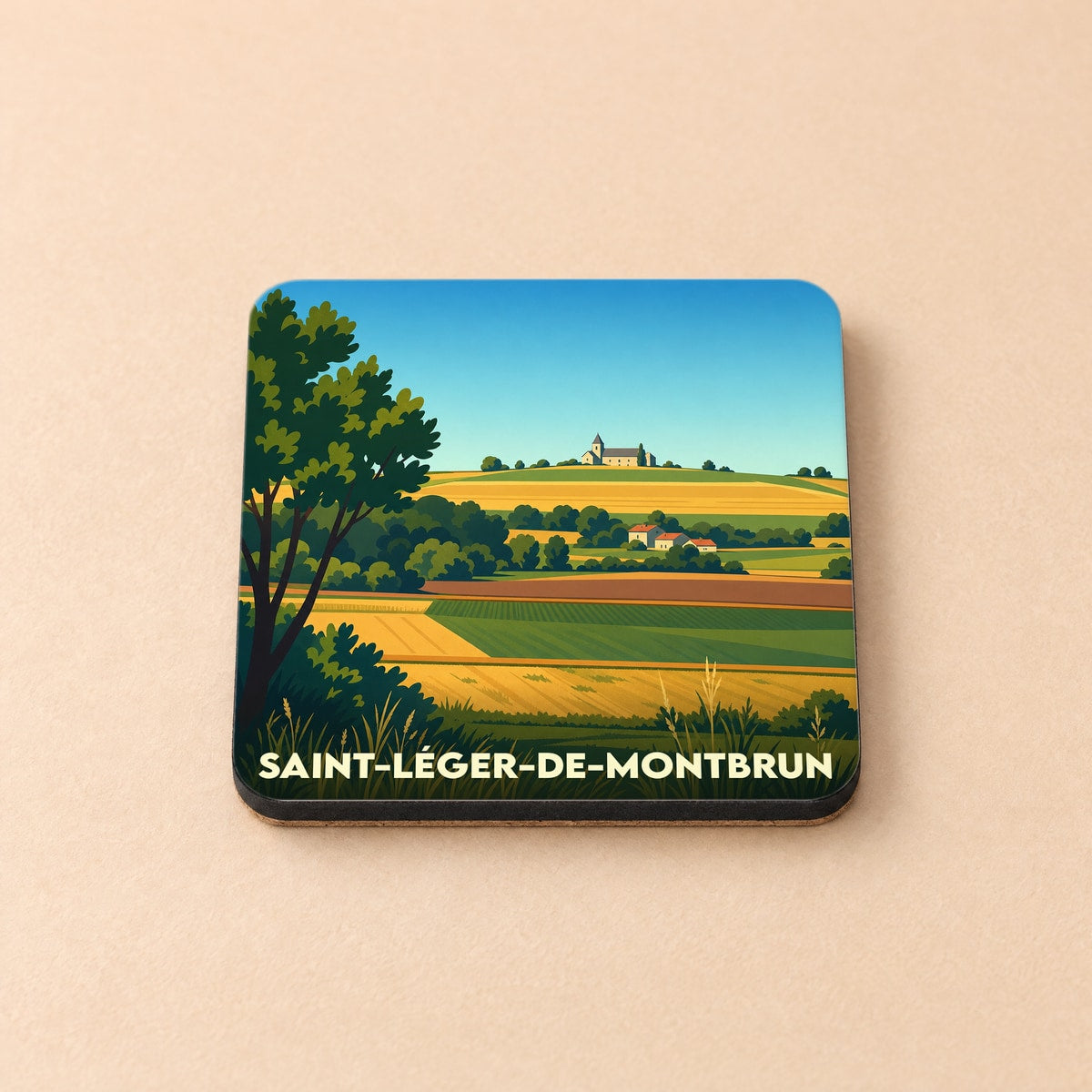 Dessous de verre souvenir de la ville de Saint-Léger-de-Montbrun avec une illustration stylisée de paysages vallonnés.