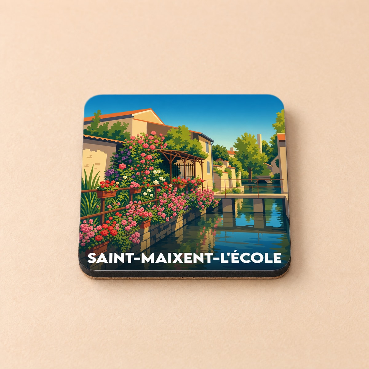 Dessous de verre souvenir de la ville de Saint-Maixent-l'École avec une illustration stylisée d'un canal fleuri.