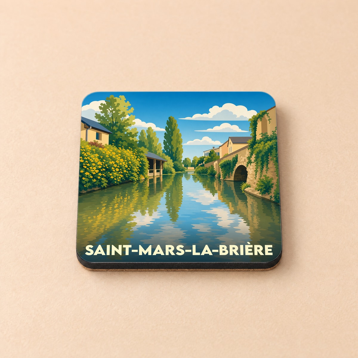 Dessous de verre souvenir de la ville de Saint-Mars-la-Brière avec une illustration stylisée d'un canal bordé de maisons et de verdure.