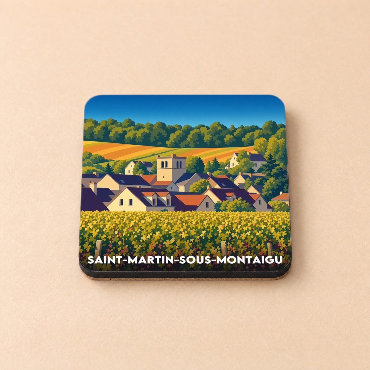 Dessous de verre souvenir de Saint-Martin-sous-Montaigu illustré d'un paysage de vignobles et du village en style graphique épuré.