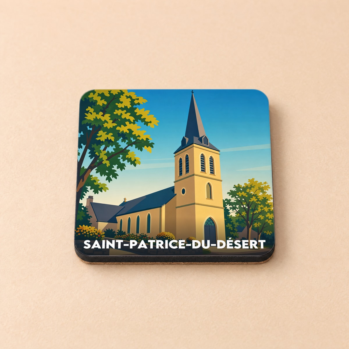 Dessous de verre souvenir de la ville de Saint-Patrice-du-Désert avec une illustration stylisée de son église.