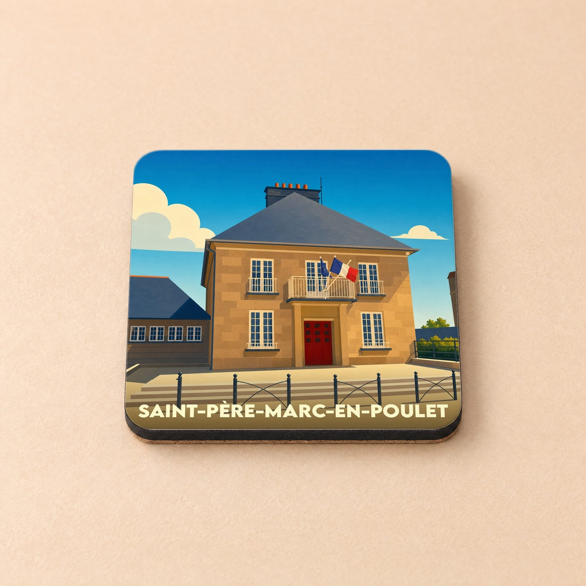 Dessous de verre souvenir de la ville de Saint-Père-Marc-en-Poulet avec une illustration stylisée de sa mairie.