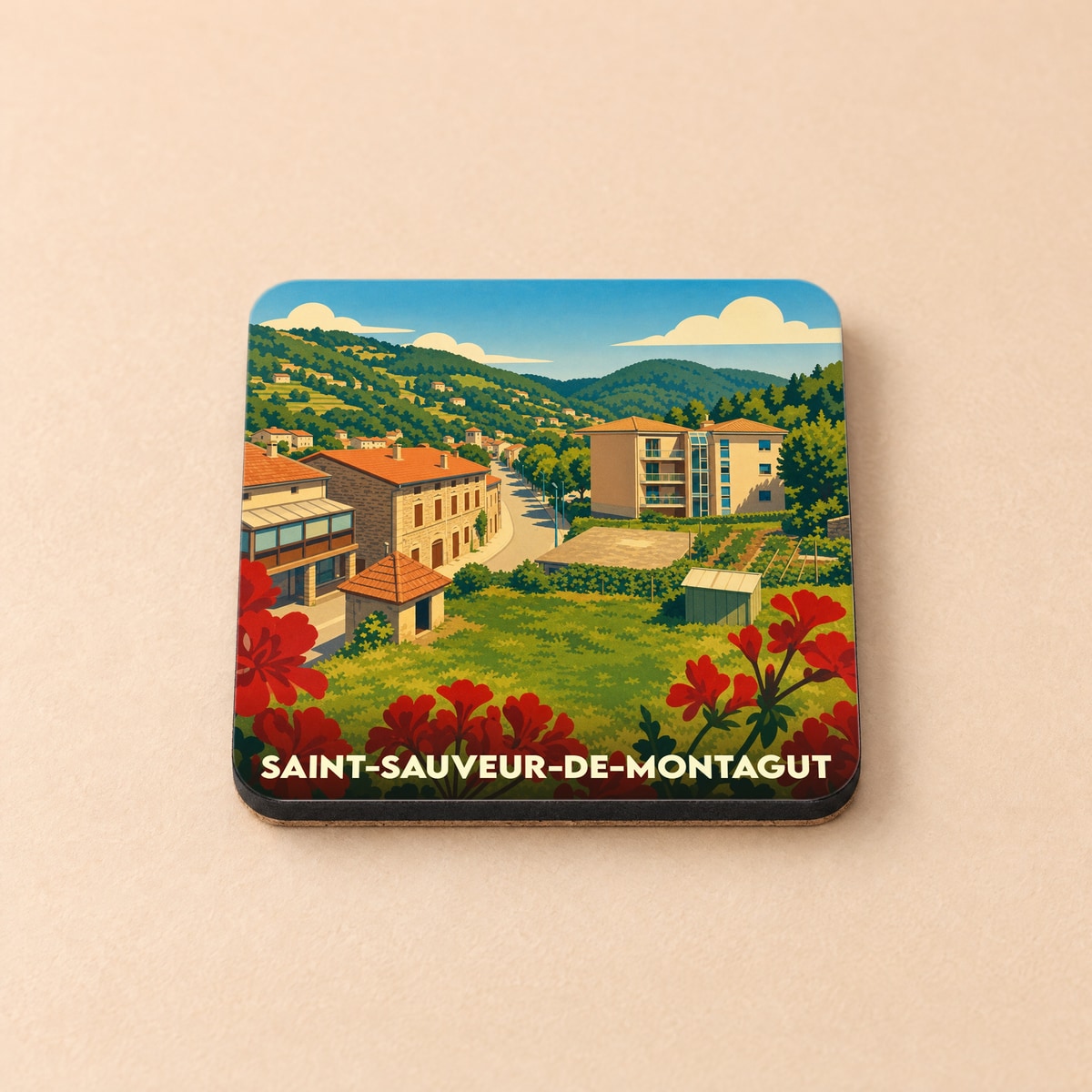 Dessous de verre souvenir de Saint-Sauveur-de-Montagut orné d'une illustration panoramique et colorée du village.