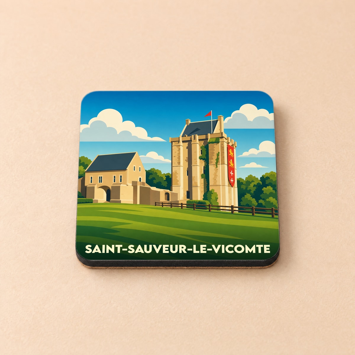 Dessous de verre souvenir de la ville de Saint-Sauveur-le-Vicomte avec une illustration stylisée de son château médiéval.
