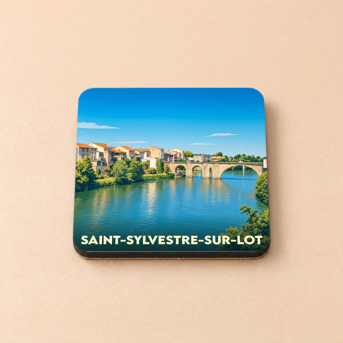Dessous de verre souvenir de la ville de Saint-Sylvestre-sur-Lot avec une illustration stylisée d'un pont sur une rivière.