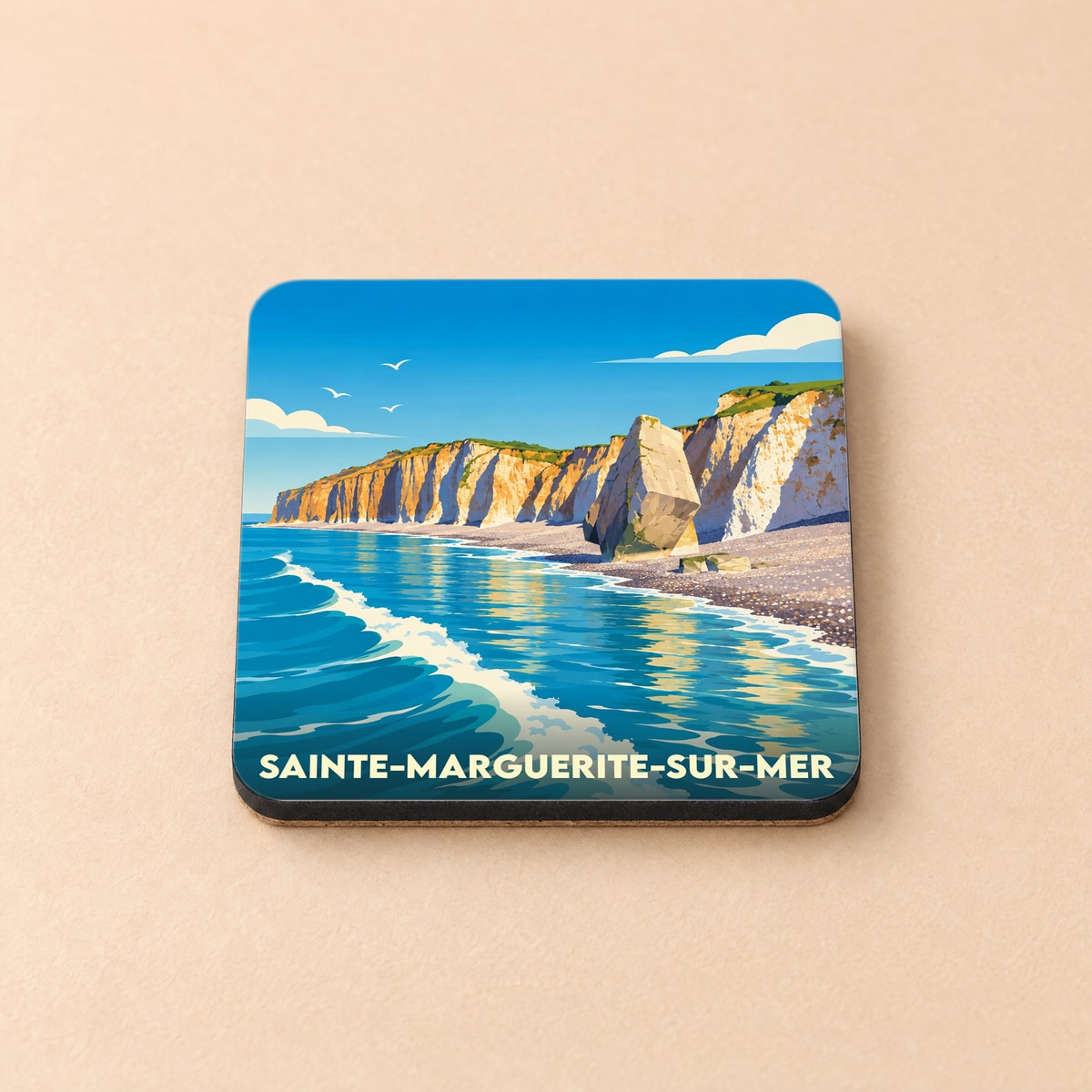 Dessous de verre souvenir de la ville de Sainte-Marguerite-sur-Mer avec une illustration stylisée de ses falaises.