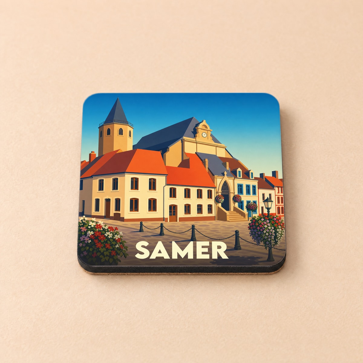 Dessous de verre souvenir de la ville de Samer avec une illustration stylisée de sa place et de son église.