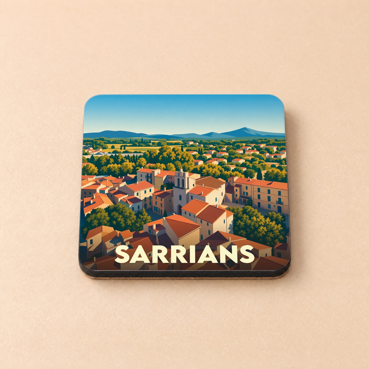 Dessous de verre souvenir de la ville de Sarrians avec une illustration stylisée d'un paysage provençal.