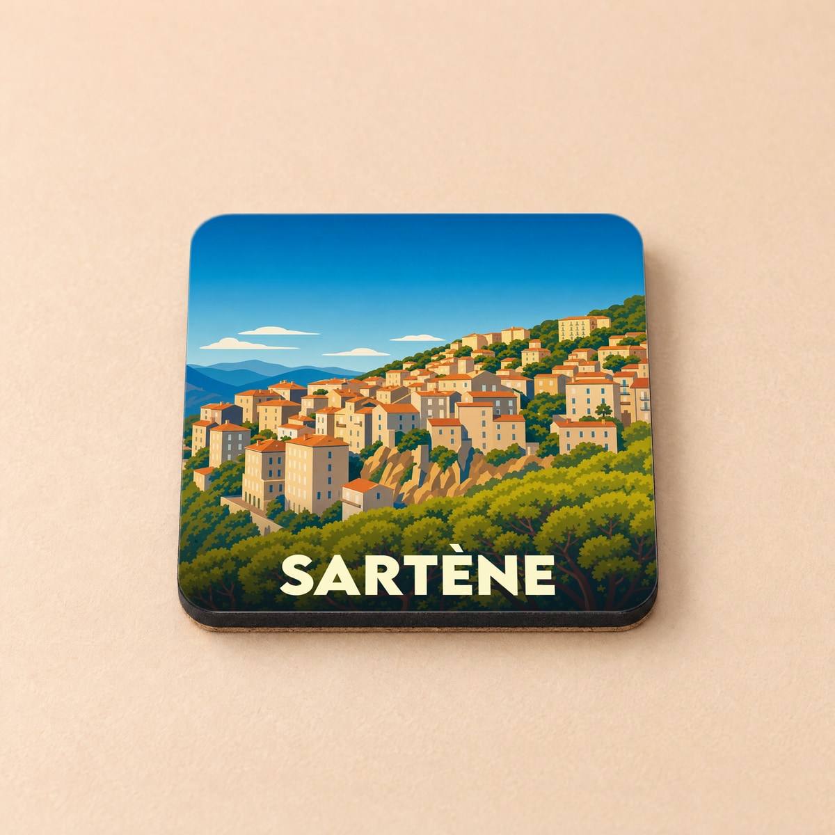 Dessous de verre souvenir de la ville de Sartène avec une illustration stylisée.