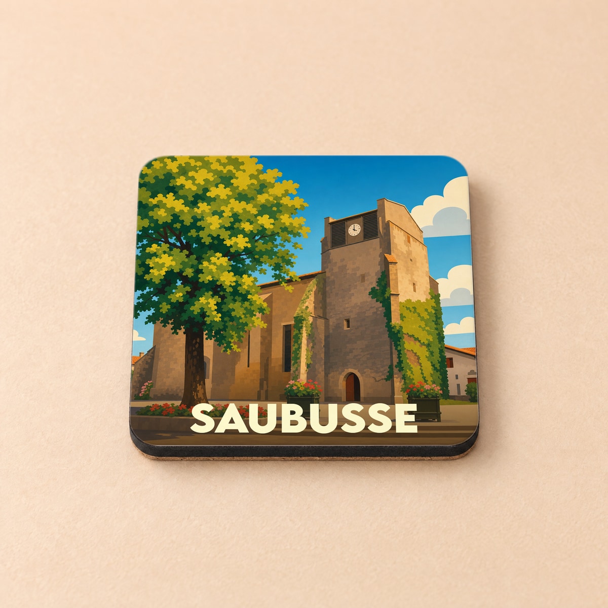 Dessous de verre souvenir de la ville de Saubusse avec une illustration stylisée d'une église et d'un grand arbre.