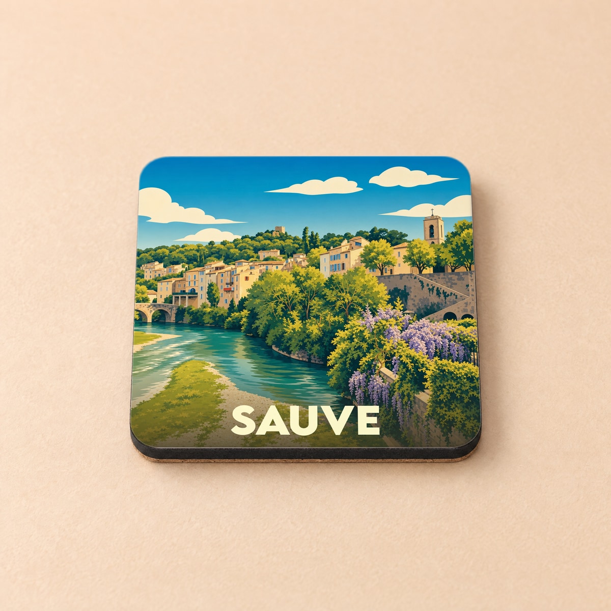 Dessous de verre souvenir de la ville de Sauve avec une illustration stylisée d'un paysage fluvial.